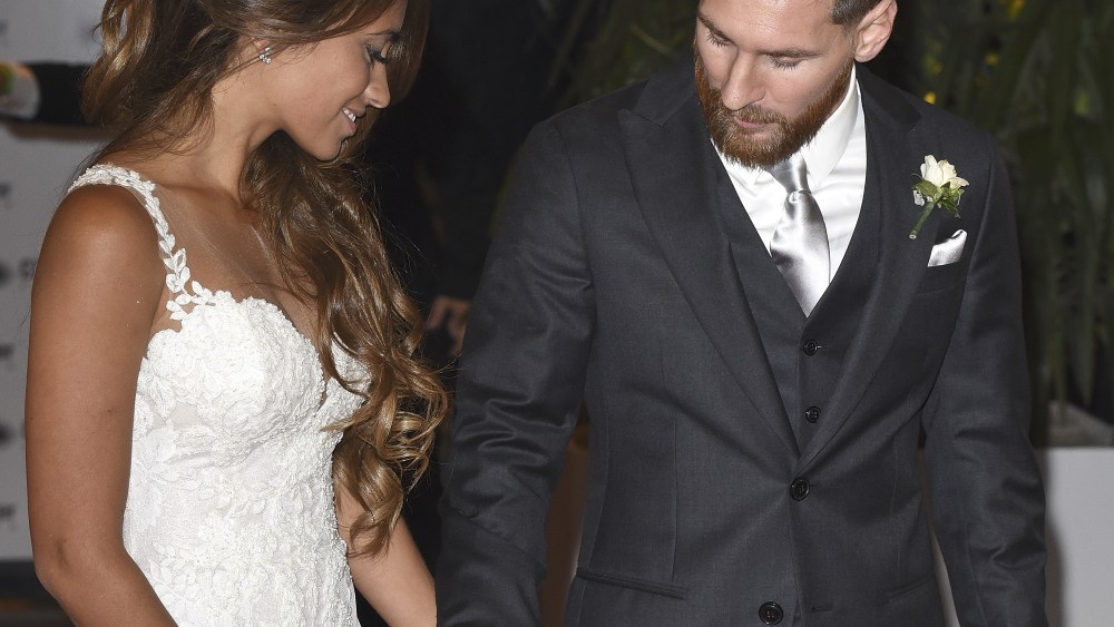 ROSARIO, ARGENTINA - JUNE 30:  Lionel Messi and Antonela Roccuzzo greet the press after their civil wedding ceremony at the City Center Rosario Hotel & Casino on June 30, 2017 in Rosario, Argentina.  (Photo by Fotonoticias MDB/WireImage)
