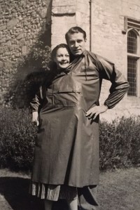 A snap of Vivien Leigh and Laurence Olivier at Notley Abbey from a never-seen-before family album