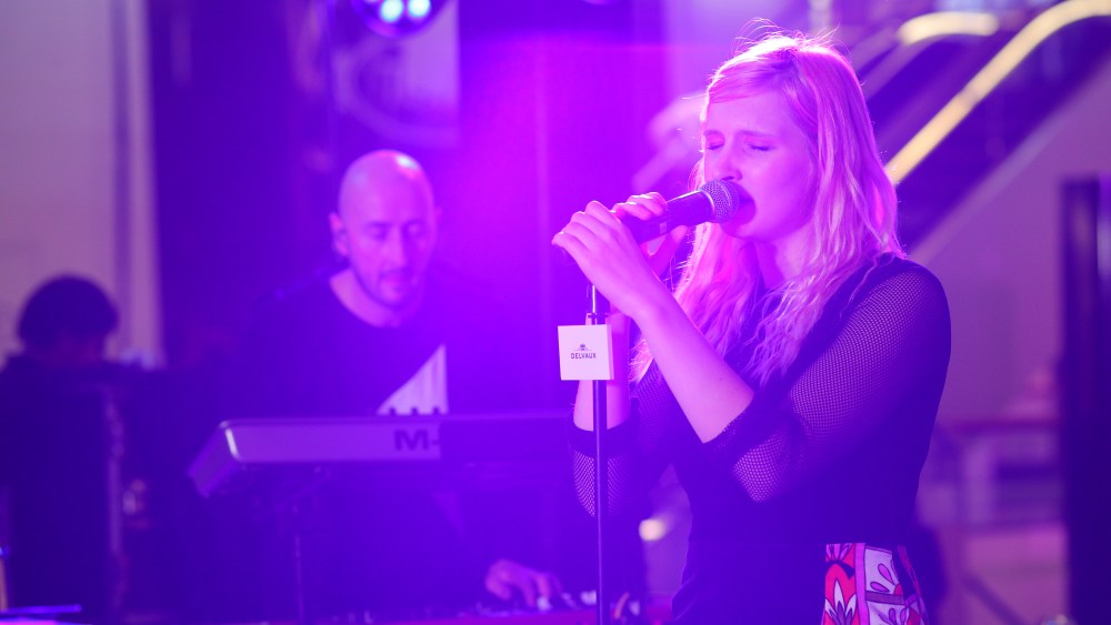 Delvaux invited Belgian singer Alice on the Roof to perform.