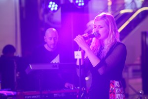 Delvaux invited Belgian singer Alice on the Roof to perform.