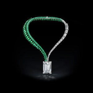 The diamond can be detached thanks to a mechanism developed specifically to allow the owner to easily remove the stone as well as offering maximum security.