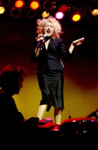CYNDI LAUPERCYNDI LAUPER PERFORMING AT THE BEACON THEATRE, NEW YORK, AMERICA - 18 DEC 2003