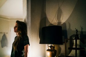 MR. ROBOT -- "eps3.0_power-saver-mode.h" Episode 301 -- Pictured: Carly Chaikin as Darlene Alderson -- (Photo by: Michael Parmelee/USA Network)