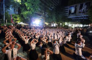 Mourners pay respect to a portrait of the late king, and his son and current monarch King Maha Vajiralongkorn Bodindradebayavarankun.