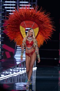 Every Look From the Victoria’s Secret Fashion Show 2017