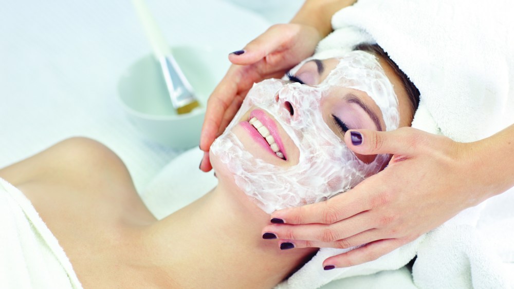 applaying facial mask