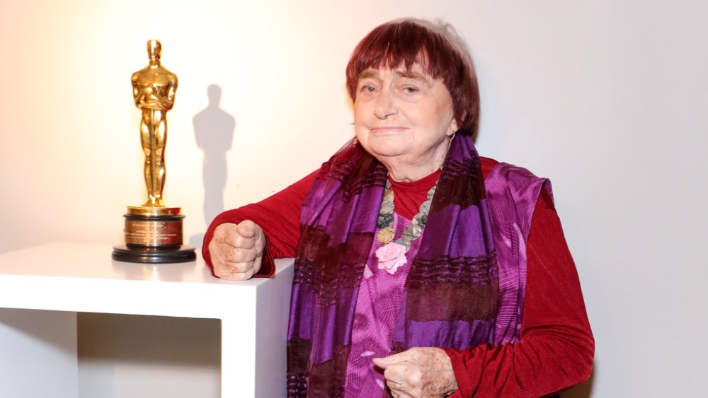 Agnès Varda with her Oscar.