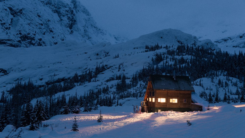 Arc'teryx's Hut Magic virtual reality retail concept for Holiday 2017.