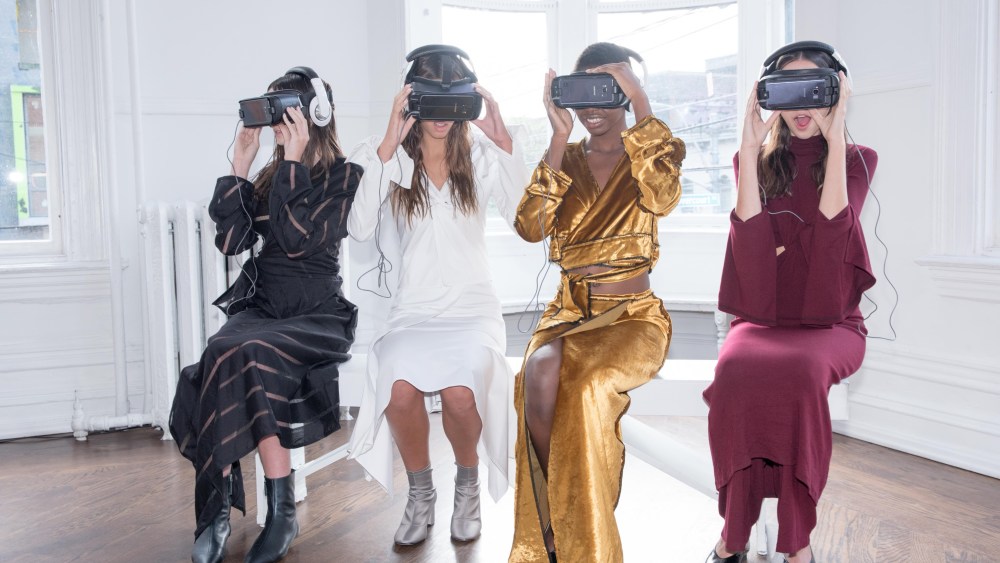 Guests of RESETª 002 experiencing the Spring/Summer 2018 virtual reality presentation from Sid Neigum.