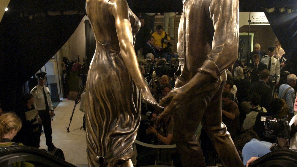 Statue of Dodi al Fayed and Princess Diana at Harrods