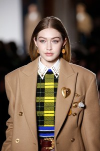 Details at Versace RTW Fall 2018