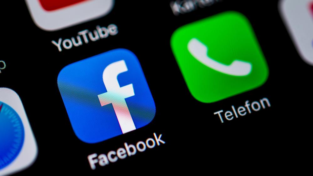 Smartphone screen with Facebook and Phone app icons in detailVARIOUS