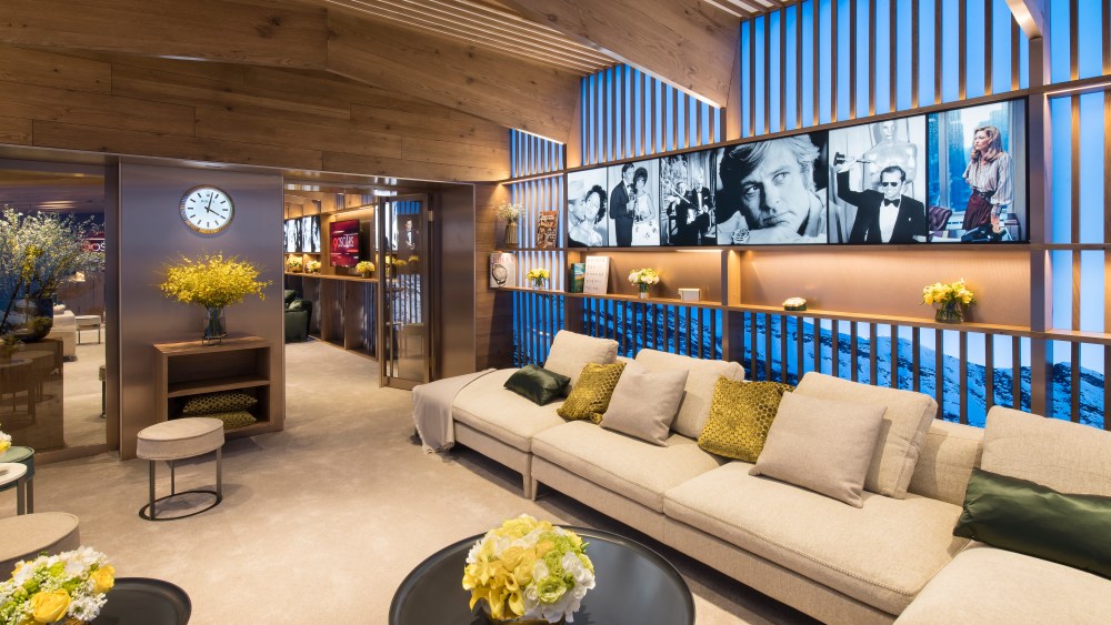 The 2018 Greenroom, hosted and designed by Rolex, reflects the brand and its Swissheritage. Rolex transports its Greenroom guests to a contemporary chalet in the Swiss mountains, surrounded by the Rolex atmosphere, in complete contrast to the outside metropolis of Los Angeles on Oscar night.