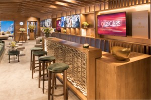 The 2018 Greenroom, hosted and designed by Rolex, reflects the brand and its Swissheritage. Rolex transports its Greenroom guests to a contemporary chalet in the Swiss mountains, surrounded by the Rolex atmosphere, in complete contrast to the outside metropolis of Los Angeles on Oscar night.