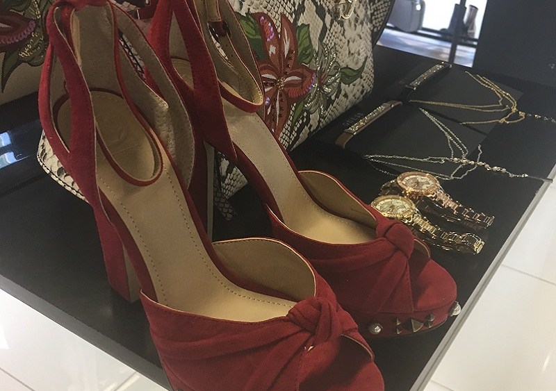 the Showroom: Guess Holiday ’17