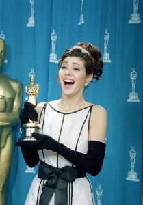 Tomei Marisa Tomei poses with her best supporting actress Oscar for her performance in "My Cousin Vinny" at the 65th annual Academy Awards in Los Angeles, Ca
OSCARS MARISA TOMEI, LOS ANGELES, USA
