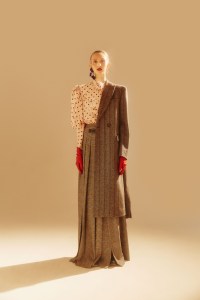 Mulberry’s woven twill top and earring; Stella McCartney’s wool jacket; Max Mara’s cashmere and wool skirt. Mounser earring; Carolina Amato gloves; Emporio Armani boots.