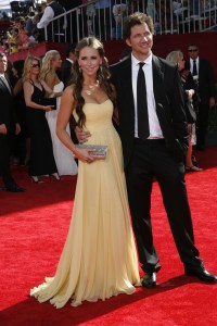 Jennifer Love Hewitt with a Judith Leiber clutch and Jamie Kennedy attend the 61st Primetime Emmy Awards, 2009.