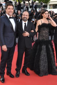 Javier BardemÊin a custom made single-breasted navy tuxedo with contrast satin shawl collar by Ermenegildo Zegna Couture.Asghar Farhadi in aÊBrioniÊBespoke silk tuxedo.Penlope Cruz in Chanel couture with earrings from theÊAtelier Swarovski by Penlope Cruz fine jewelry collection.
