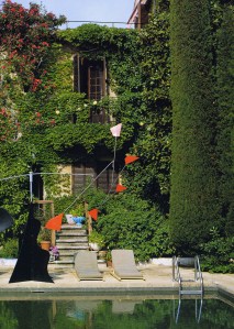The Alexander Calder mobile by the pool of La Colombe d’Or.