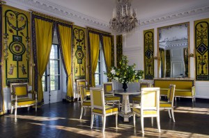 The yellow salon in La Maison de la Reine.