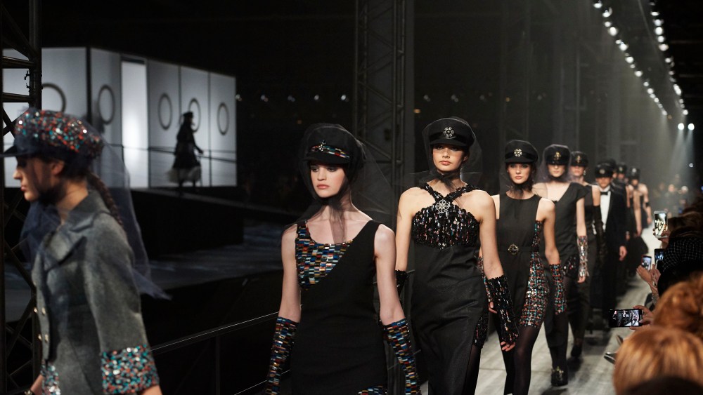 Looks from the Paris-Hamburg 2017-18 Métiers d'Art Show.