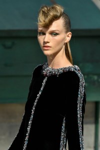Details at Chanel Couture Fall 2018
