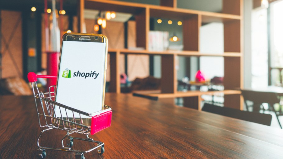 One expert explains why Walmart should acquire Shopify.