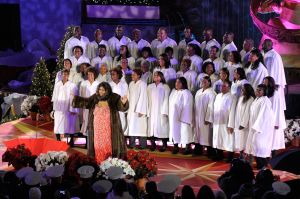 Us Singer Aretha Franklin (c) Performs at the 77th Annual Rockefeller Center Christmas Tree Lighting Ceremony in New York Usa 02 December 2009Usa New York Rockefeller Christmas Tree - Dec 2009