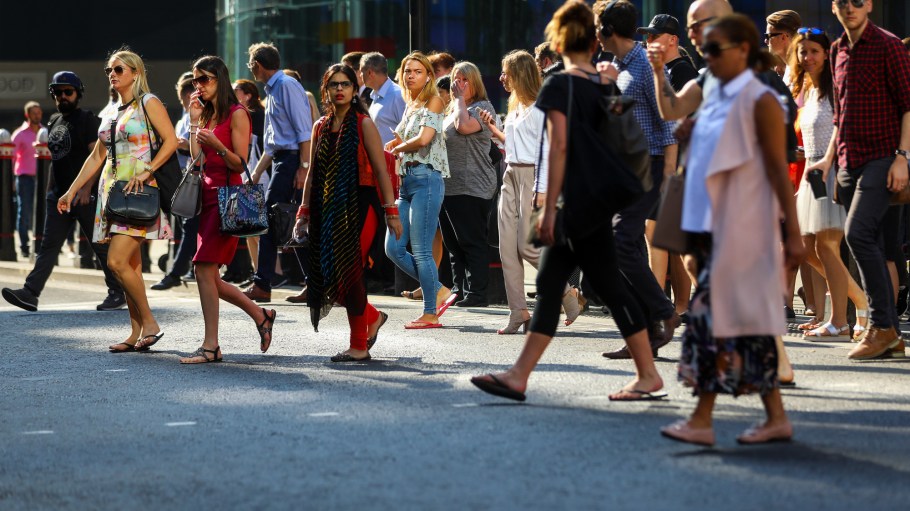 Heatwave Boosts UK Retailers But Concerns Mount Over Rate Hike