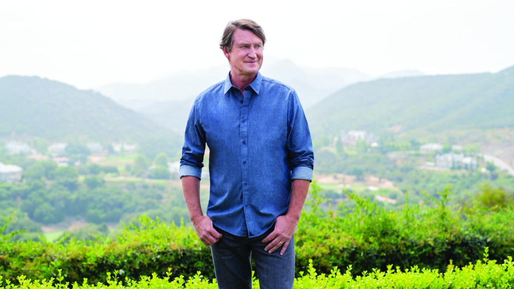 Wayne Gretzky in the Untuckit marketing campaign.