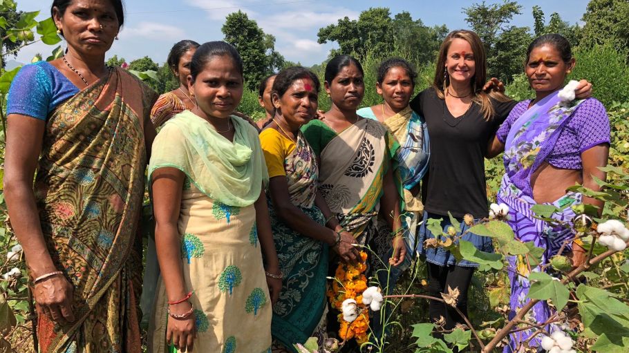 RESET female farmers pose with Marci Zaroff in India.
