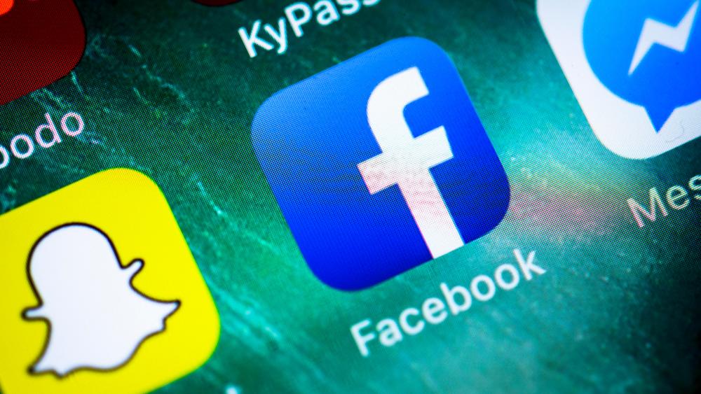 Facebook, social network, app icon on iPhone, iOS, smartphone screen, display, close-up, detail, GermanyVARIOUS