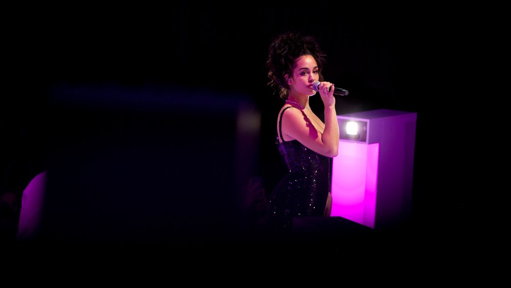 Jorja Smith performing