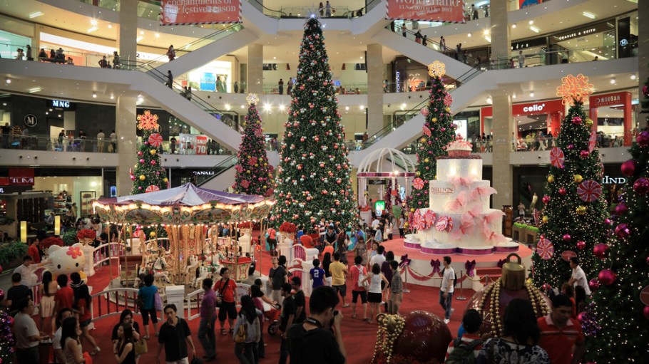 US Consumer Sentiment Tops Estimates While Outlook Gauge Drops
