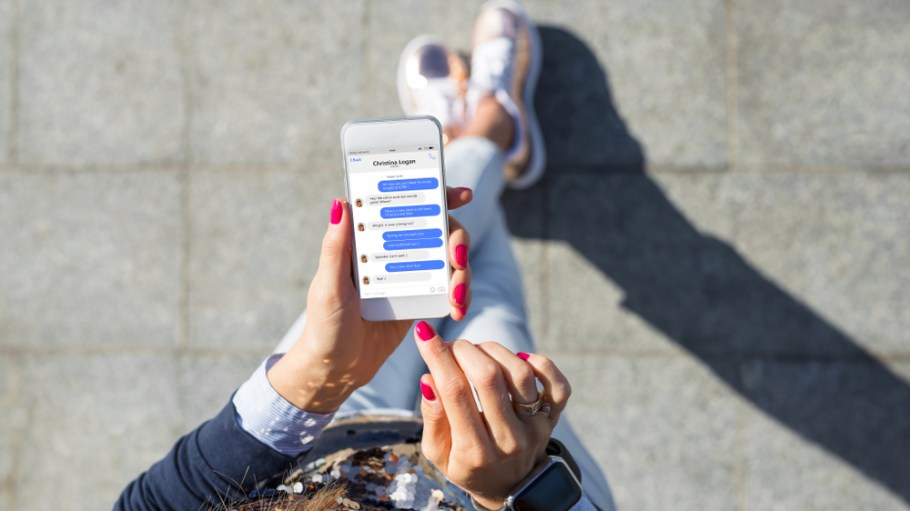 PSFK hero store associate texting
