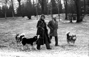 GIOVANNI AGNELLI WITH HIS WIFE MARELLA AND THEIR DOGS
GIOVANNI AGNELLI WITH HIS WIFE MARELLA WALKING IN THEIR GARDEN, TURIN, ITALY - 1984