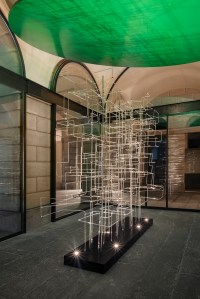 In perfect synergy with the Issey Miyake Milan shop, opened in 2017 inside a 19th century historic building,  the four installations specially created for the Fuori Salone by Dutch designer Jólan van der Wiel, blend beautifully into the space. “The Journey of a Raindrop” consists in a variety of pieces that use water and air, inspired by the different shapes a raindrop experiences throughout its lifetime. “When we started to collaborate with Issey Miyake we decided to work around the theme of water, because water can have different shapes like textiles, it can be one drop, it can be ocean, so it’s a very interesting material,” said van der Wiel.