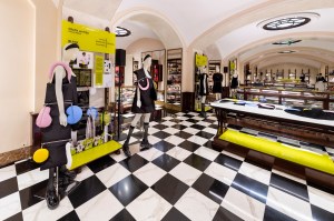 For spring/summer 2019, Prada invited three leading architects, Cini Boeri, Elizabeth Diller and Kazuyo Sejima to create women’s pieces in nylon. This is an evolution of the Prada Invites series first introduced with the fall/winter 2018 show. The Italian company also presented the actual design process in its Galleria Vittorio Emanuele II flagship, Prada presented an installation dedicated not only to the products, but also to the approach of the architects, collaborating with Google offering a 3-D virtual reality experience. Employing Tilt Brush, an application developed by Google to paint within 3-D spaces, artist Anna Zhilyaeva created a virtual landscape inspired by the city of Milan and the bag designed by Boeri. Through 3-D goggles, guests explored the work from different angles.