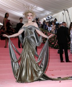 Julia Garner Ñ Glistening goddess in Zac Posen.