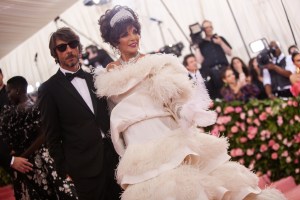 Joan Collins in Valentino with the designer.