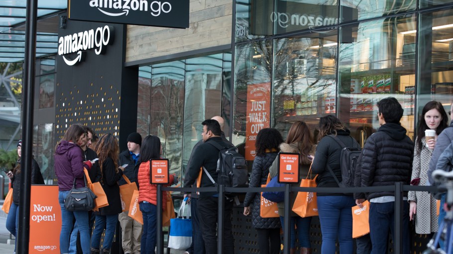 Amazon Go Accepts Cash in First New York City Store