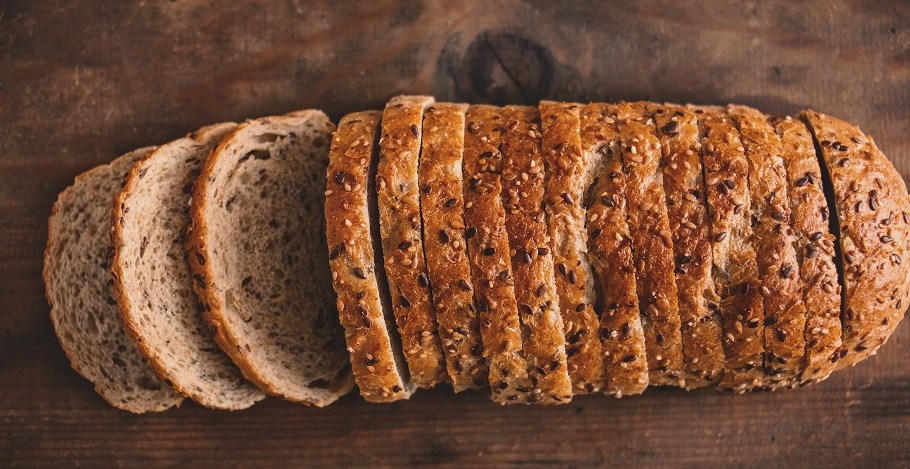 By placing different types of bread in a bioreactor, scientists have been able to cultivate filamentous fungi for spinning into yarn.