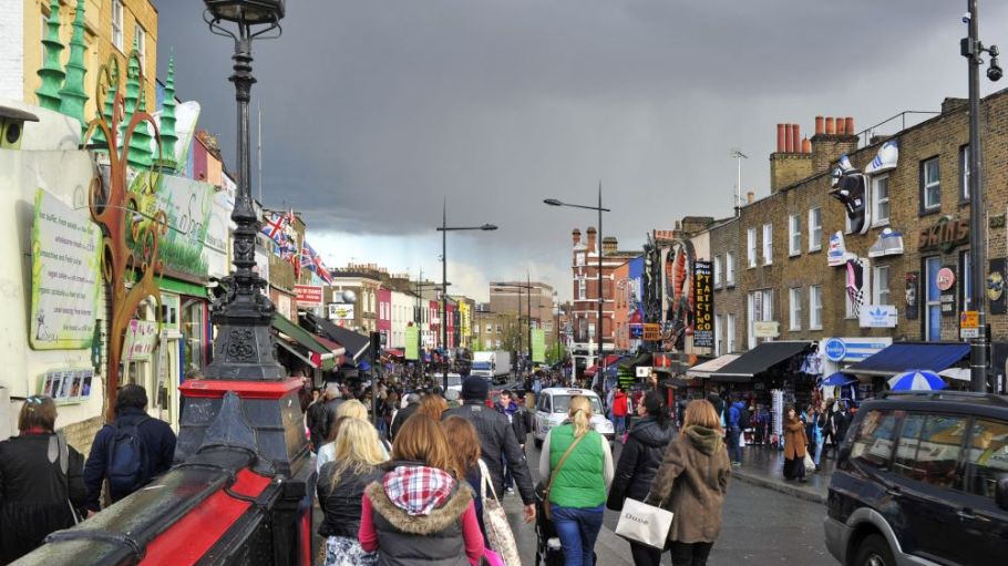 UK Retail Sales Fall for a Second Month as Economy Loses Steam