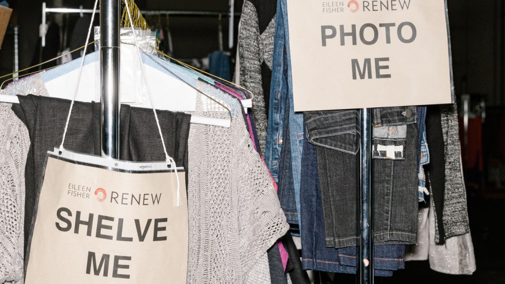 Yerdle built its light bases and offers two basic options for photographing items.