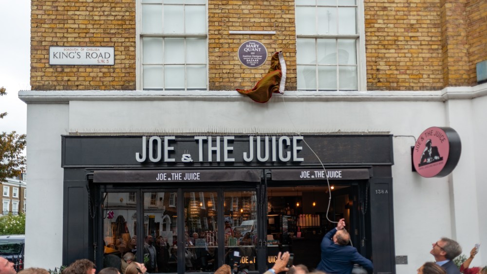 The plaque’s unveiling, which took place during London Fashion Week, was led by Orlando Plunket Greene, Mary Quant’s son.