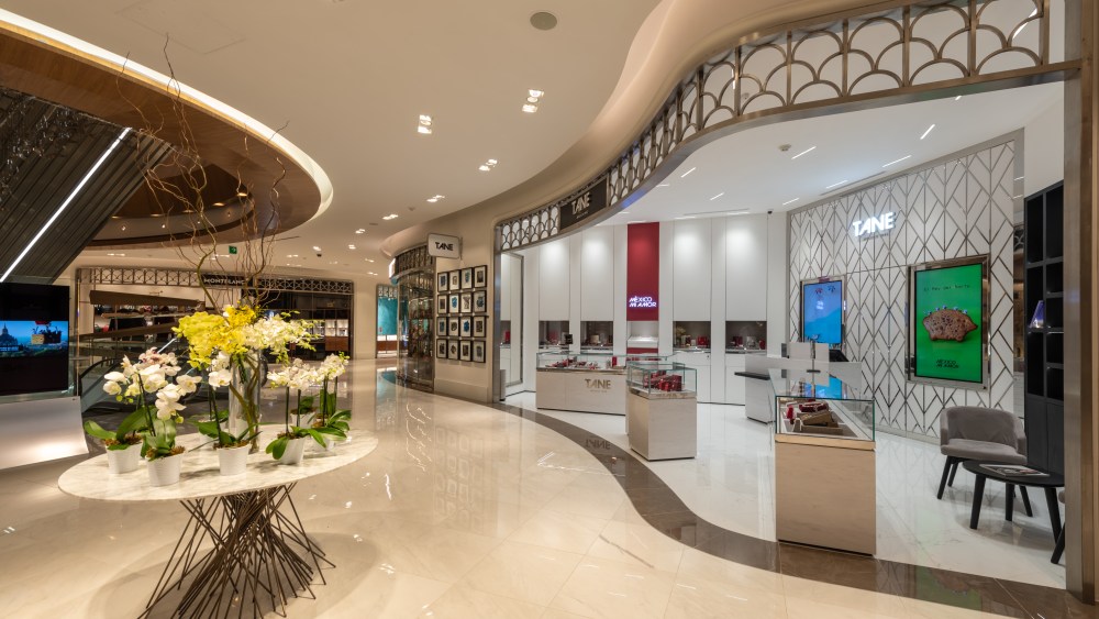 Curvilinear shops create an easy flow and sense of discovery at El Palacio de Hierro.