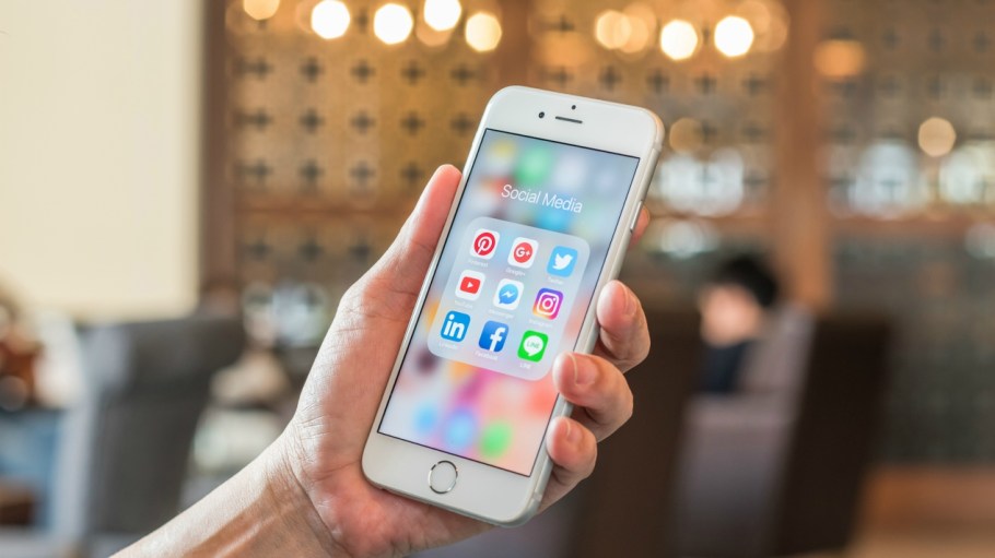 Gen Z to Drive Social Buying this Holiday Season