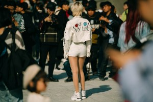 A street style look from Seoul Fashion Week Spring 2020.