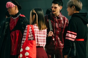 A street style look from Seoul Fashion Week Spring 2020.